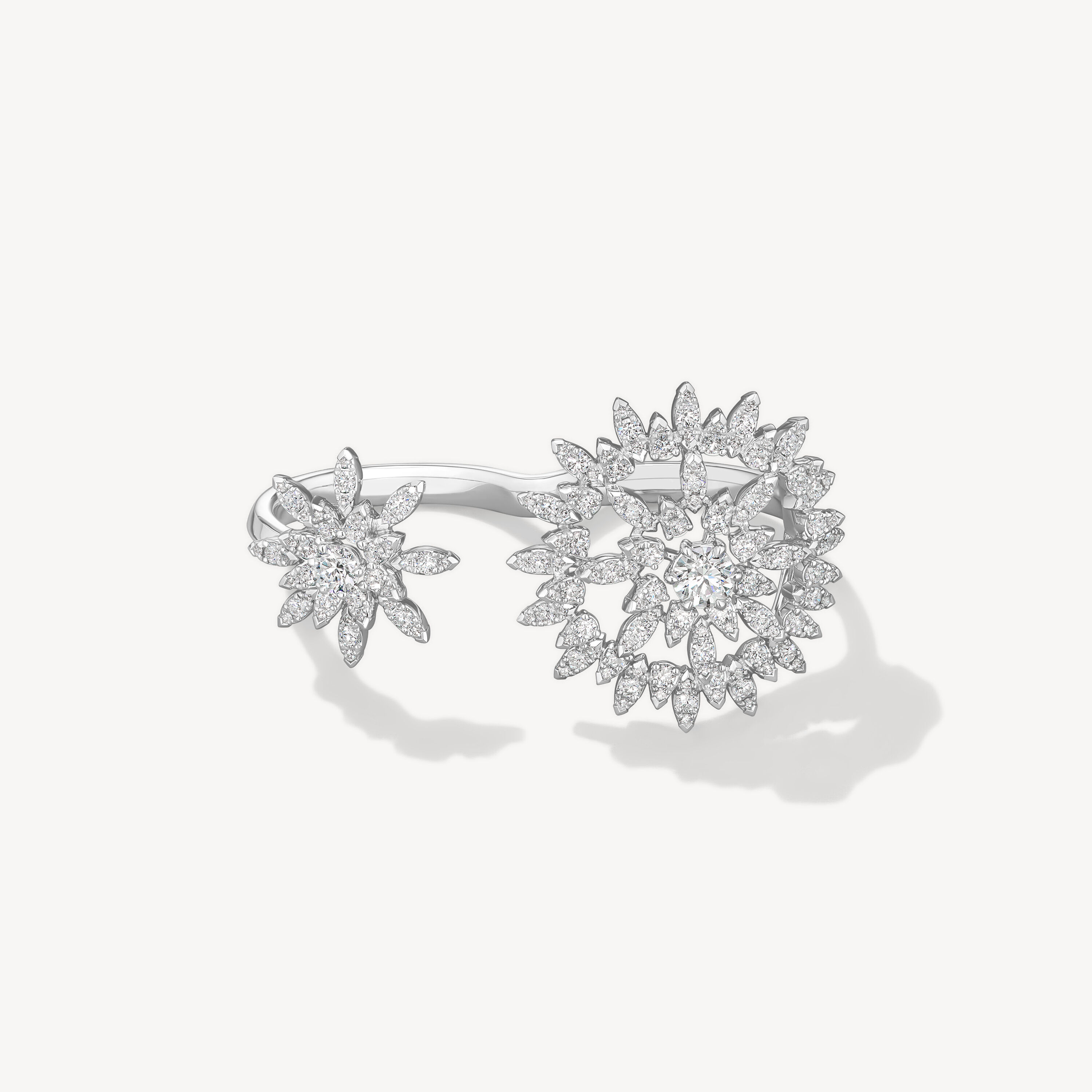 Aerial Sunburst Double Finger 钻石戒指, 18K 白金, large