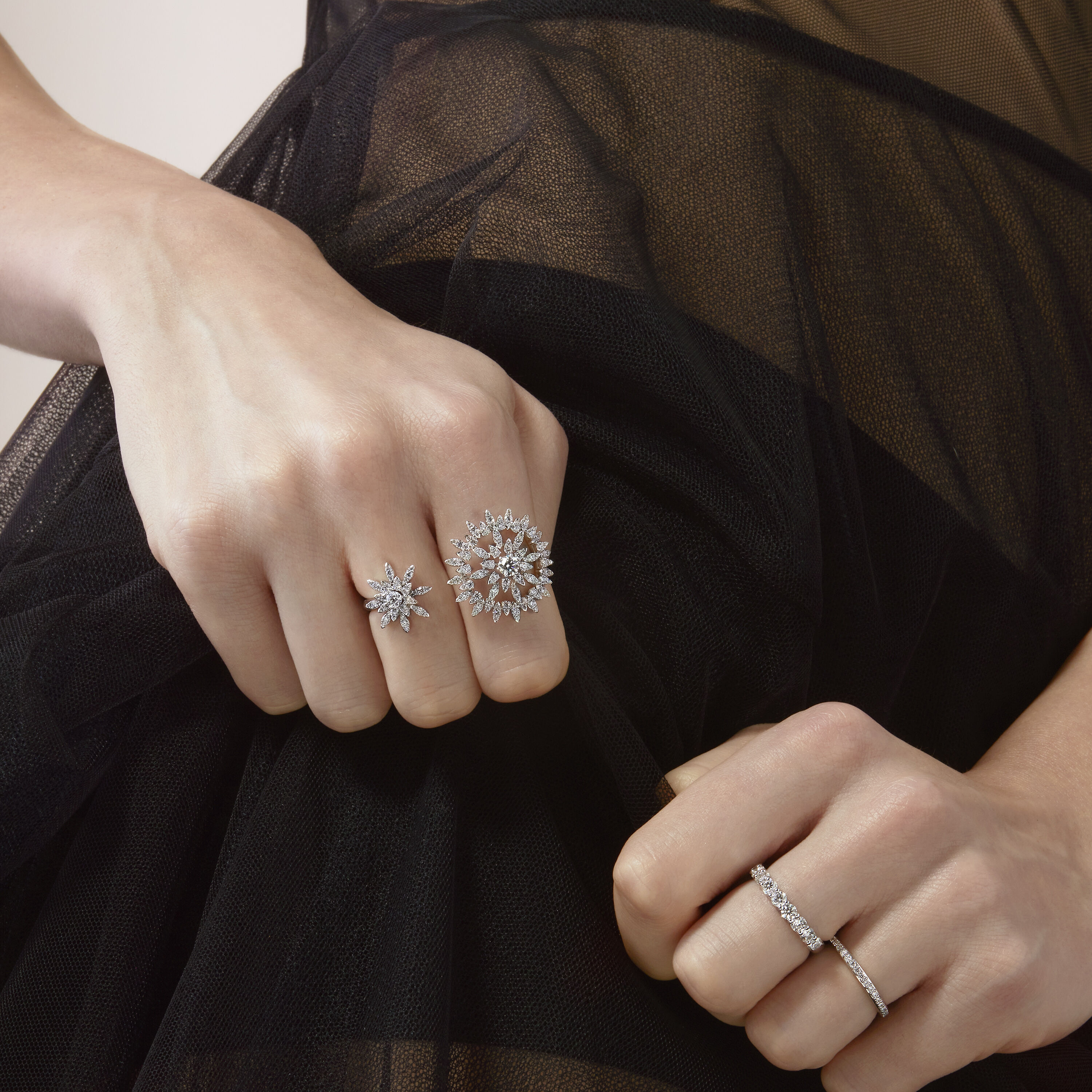 Aerial Sunburst Double Finger 钻石戒指, 18K 白金, large